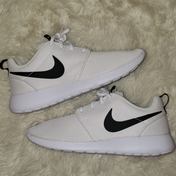 Nike Shoes - Nike Roshe 1 shoes